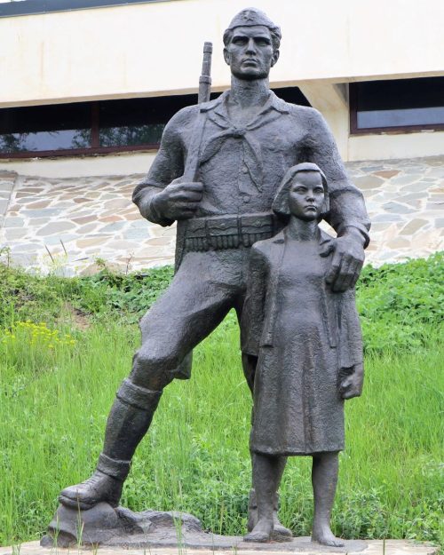 Памятник «Партизан и ребенок». 