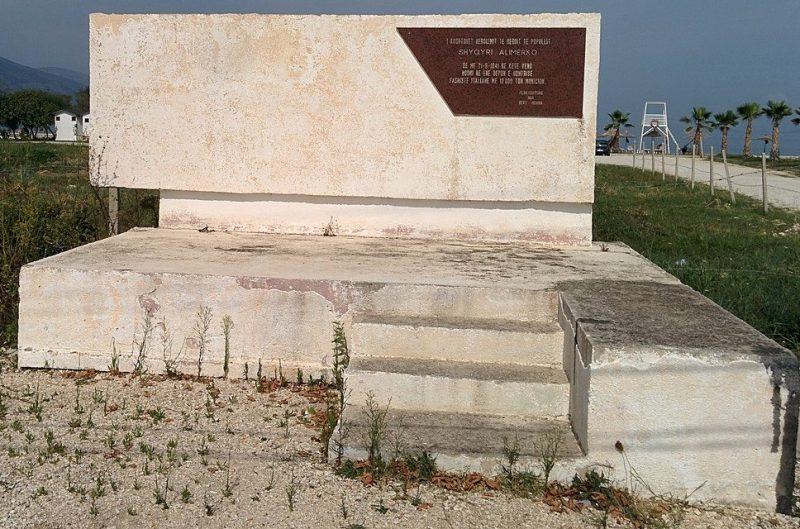 г. Влера. Памятник посвященный Шикири Алимерко, национальному герою Второй мировой войны.