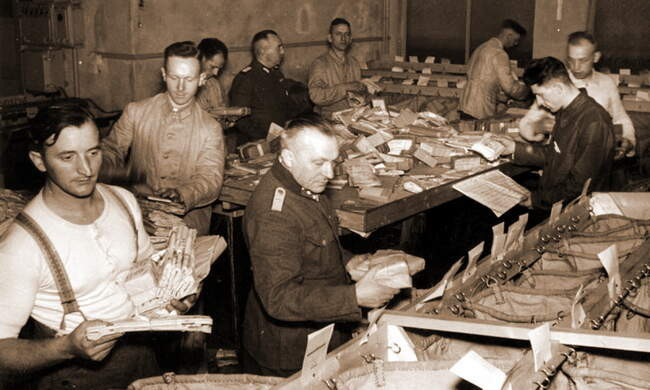 Служащие немецкой военно-полевой почты выполняют обработку корреспонденции, 1940 год.