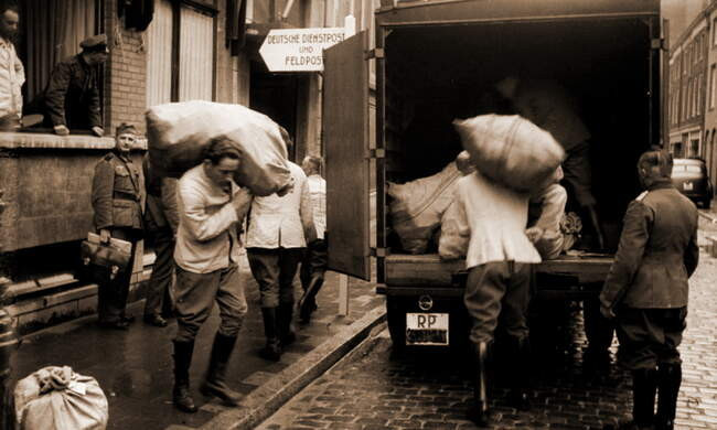 Погрузка мешков с корреспонденцией в фургон, 1940 год.