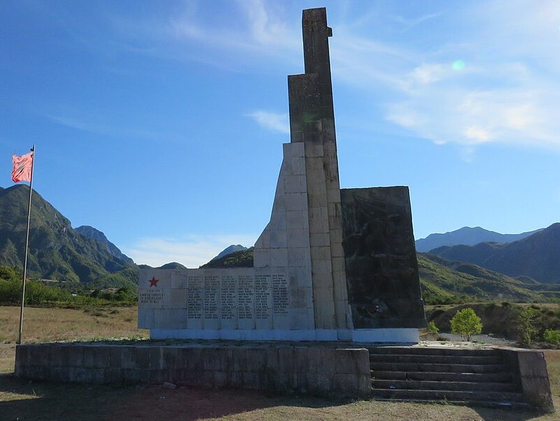 с. Кардик. Памятник, посвящённый событиям 7 августа 1943 года и лидеру партизан Асиму Зенели.