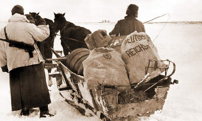 Немецкие солдаты перевозят на санях топливо, боеприпасы и полевую почту. Восточный фронт, 1943 г.