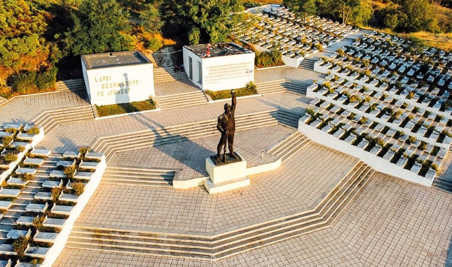 г. Корча. Партизанское военное кладбище.