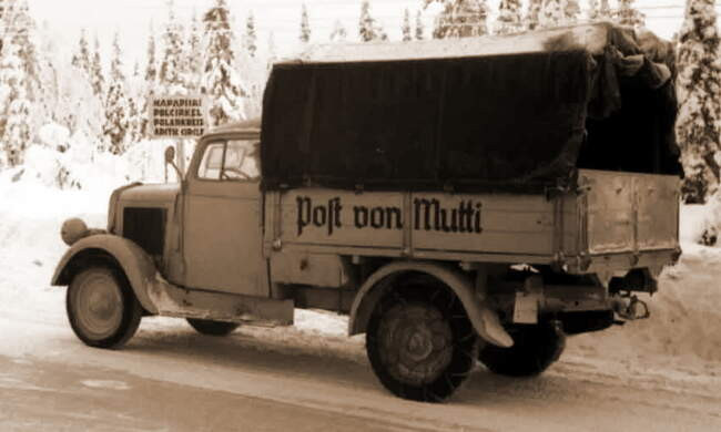 Грузовик военно-почтовой службы с надписью «Почта от мамочки». Северная Норвегия, конец 1943 г.