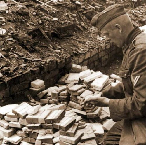 Военный почтальон сортирует почту в полевых условиях. Восточный фронт, июль 1942 г.