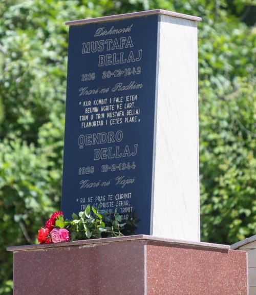 с. Лапидар. Памятники погибшим односельчанам и партизанам.