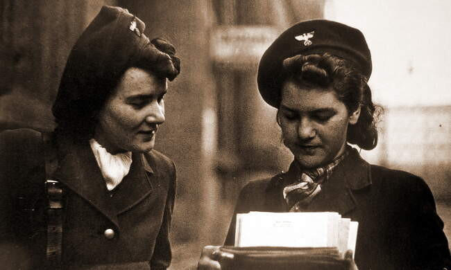 Сотрудницы Имперской почты разносят письма. 1942 г.