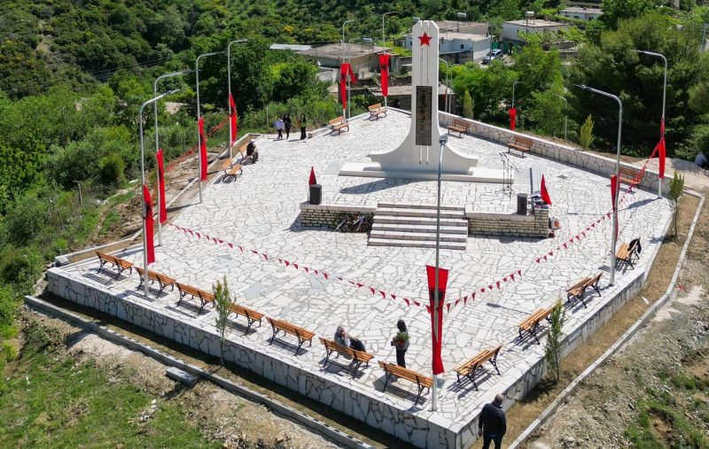 с. Лапидар. Памятники погибшим односельчанам и партизанам.