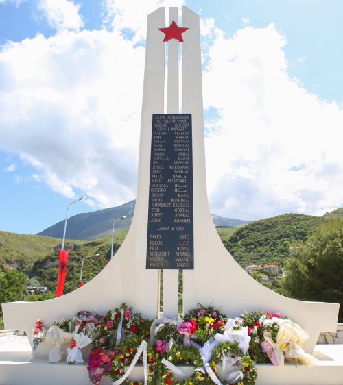 с. Лапидар. Памятники погибшим односельчанам и партизанам.