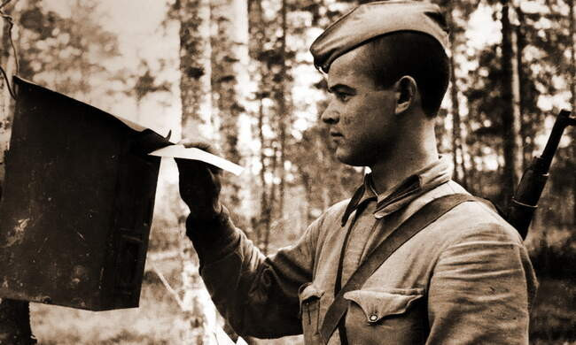 Боец бросает письмо в почтовый ящик полевой почтовой станции. Июль 1942 г.