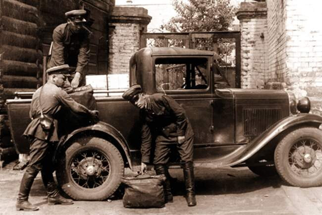 Перевозка военной почтовой корреспонденции на пикапе ГАЗ-4.