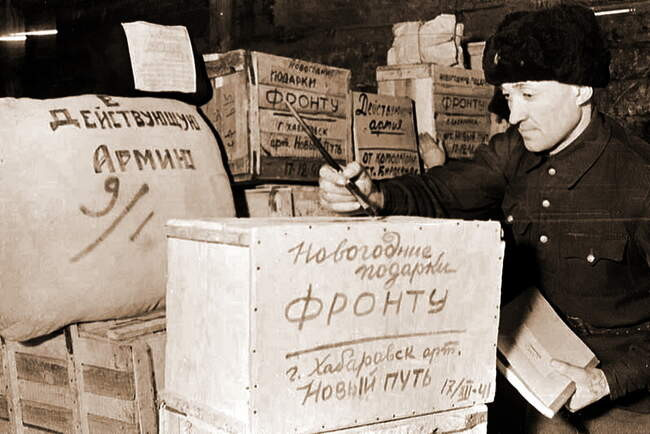 Сортировка посылок с новогодними подарками от тыла фронту, зима 1941 года.