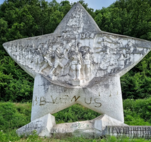 г. Поградец. Бетонная звезда - памятник партизанам. 