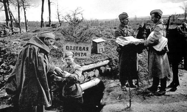 Полевая почтовая станция, расположенная в землянке недалеко от линии фронта.