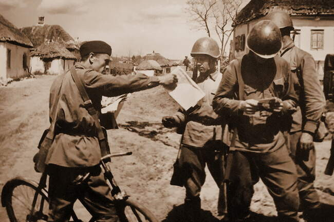 Военные почтальоны, как и гражданские, нередко использовали в качестве средства передвижения велосипед.