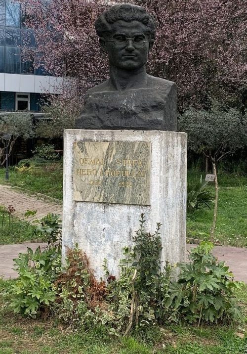 г.Тирана. Памятник Кемалю Стафе.