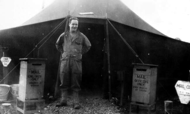 Палатка полевого почтового отделения. У входа расположены почтовые ящики, отдельно для офицерского и рядового состава, с указанием времени выемки и цензуры. Нормандия, 1944 г.