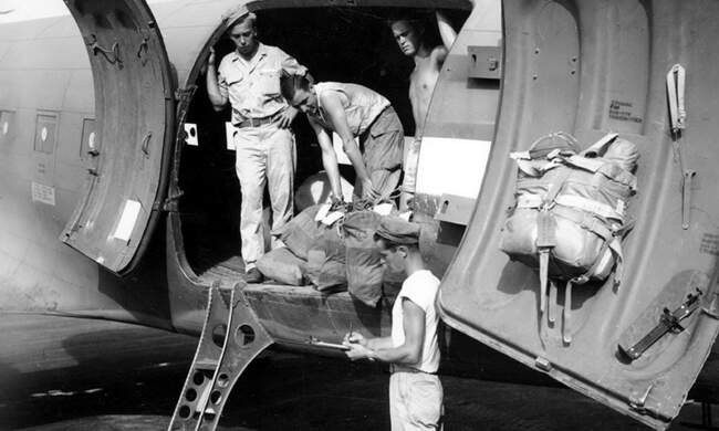 Выгрузка почты из транспортного самолёта. Папуа-Новая Гвинея, 1944 г.