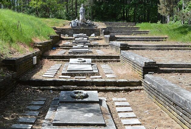 с. Литаково. Мемориальный комплекс «Братская могила антифашистов».
