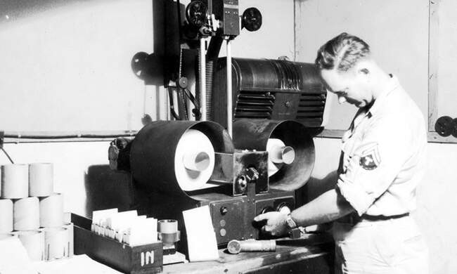 Печать писем на рулонах бумаги. Папуа-Новая Гвинея, 1944 г.