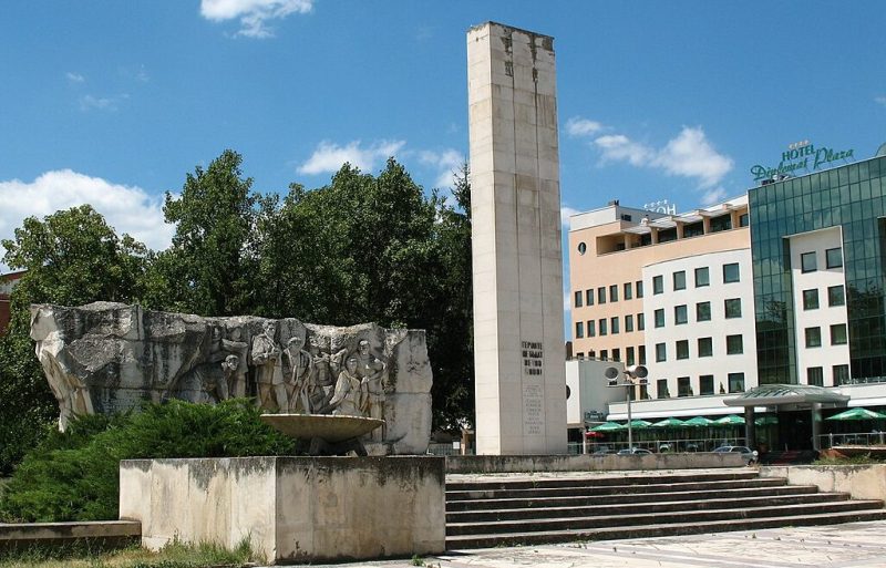 г. Луковит. Памятник партизанам.