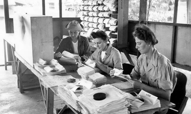 Сортировка микрофильмов и писем. Папуа-Новая Гвинея, 1944 г.