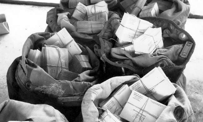 Мешки с письмами, распечатанными для отправки в войска с микрофильмов в рамках программы V-mail