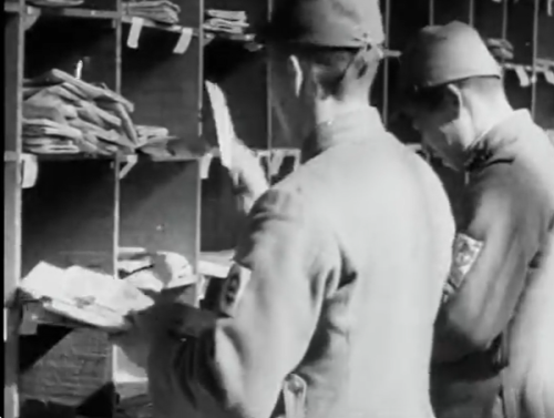 Сортировка почты на военном почтовом пункте.