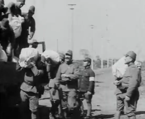 Разгрузка почты в воинской части.