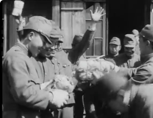 Выдача пачек писем японским военнослужащим.