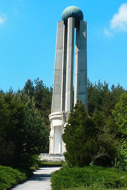 Перевал Ушите. Памятник партизанам.