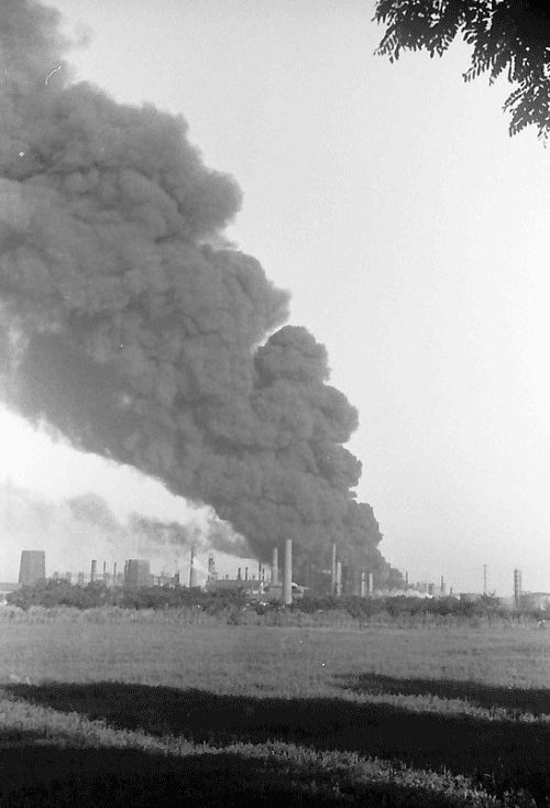 Горящие нефтеперерабатывающие заводы после советского авиаудара. 1942 г.