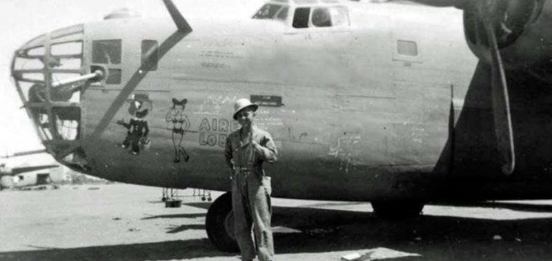 Первый лейтенант ВВС США Джон Б. Томас – пилот B-24 Liberator, который потерпел крушение 1 августа 1943 года во время бомбардировки нефтяных месторождений в Плоешти. Июль 1943 г.