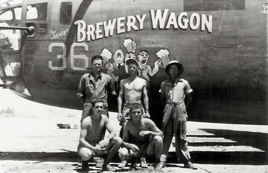 Экипаж самолёта «Пивной фургон», приписанного к 512-й бомбардировочной эскадрилье 376-й бомбардировочной группы, Ливия. 20 июля 1943 г.