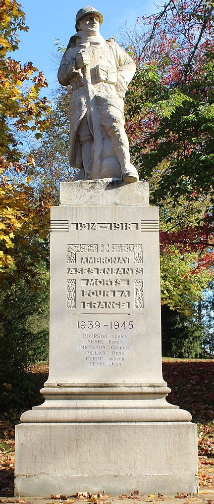 п. Амброн. Памятник погибшим членам Сопротивления.