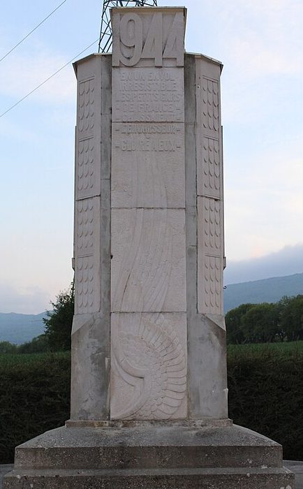 п. Инжу-Жениссиа. Мемориал Второй мировой войны.