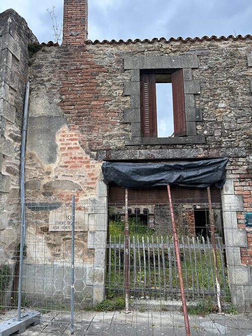 Руины поселка. 