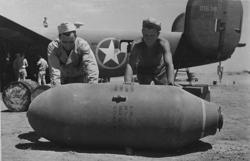 Американские солдаты катят 1000-фунтовую бомбу, готовясь к налёту 376-й бомбардировочной группы 9-й воздушной армии на нефтяные месторождения и нефтеперерабатывающие заводы Плоешти. Июль 1943 г.