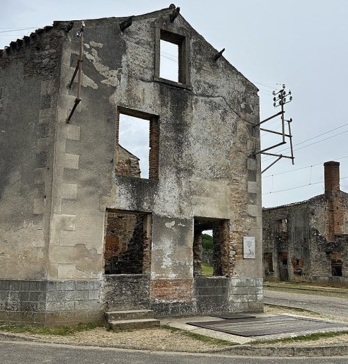 Руины поселка. 