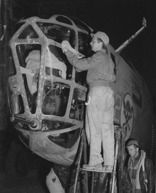 Подготовка B-24 «Либерейтор» к вылету на авиабазе близ Бенгази. Июль 1943 г.