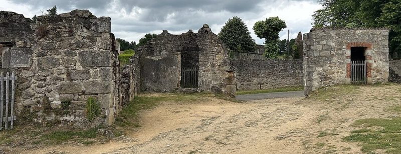 Руины поселка. 