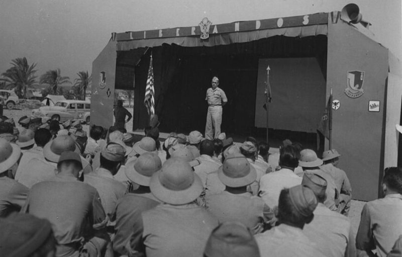 На авиабазе близ Бенгази генерал-майор Льюис Х. Бреретон проводит инструктаж для бомбардировочной группы перед их отправкой в рейд на румынские нефтяные месторождения. Июль 1943 г.