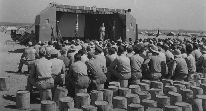 На авиабазе близ Бенгази генерал-майор Льюис Х. Бреретон проводит инструктаж для бомбардировочной группы перед их отправкой в рейд на румынские нефтяные месторождения. Июль 1943 г.