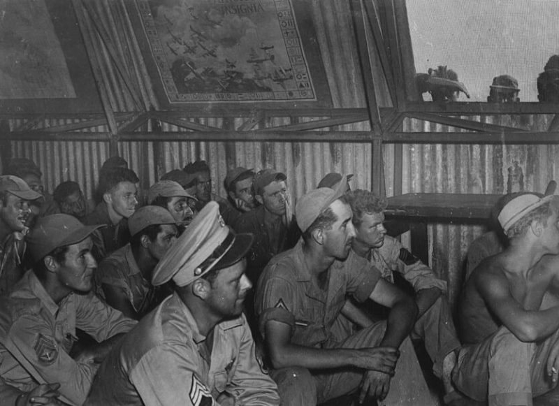 На авиабазе близ Бенгази генерал-майор Льюис Х. Бреретон проводит инструктаж для бомбардировочной группы перед их отправкой в рейд на румынские нефтяные месторождения. Июль 1943 г.