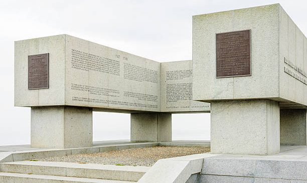 Мемориал на пляже.