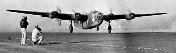 B-24 Liberator из 376-й бомбардировочной группы взлетают с ливийской базы. 1943 г.