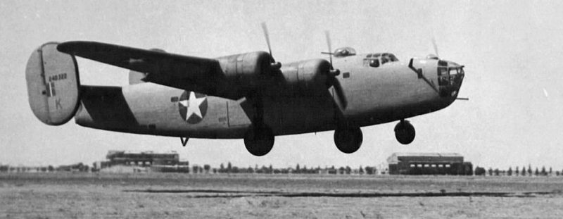 B-24 Liberator из 376-й бомбардировочной группы взлетают с ливийской базы. 1943 г.