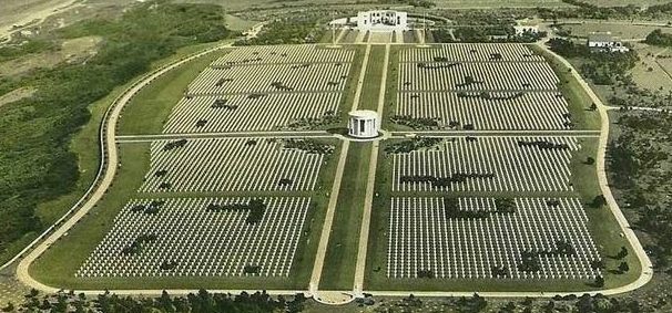 Общий вид мемориала и кладбища.