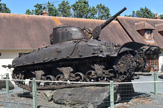Военная техника на пляже, поднятая со дна Ла-Манша. 
