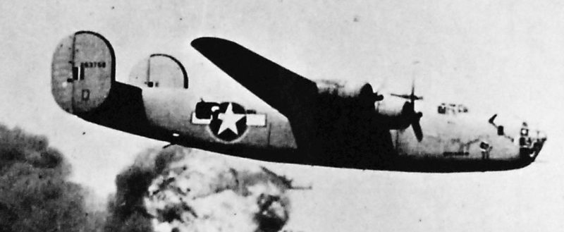 Бомбардировщики B-24D на малой высоте приближаются к нефтеперерабатывающим заводам в Плоешти. 1 августа 1943 г.